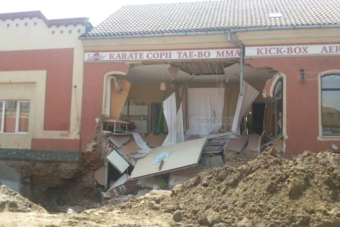 Peretele exterior al clădirii s-a prăbuşit din cauza săpăturilorFOTOGRAFII: tion.ro
