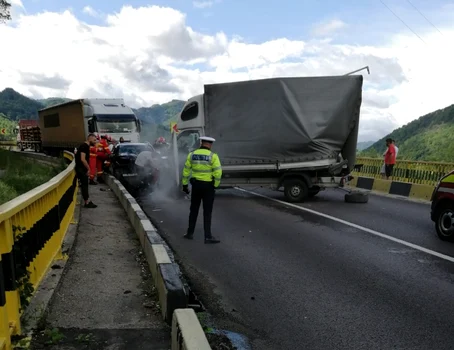 Accident pe Valea Oltului - DN7- la Călineşti Vâlcea - coliziune între trei vehicule soldată cu o victimă Foto Adevărul.jpg