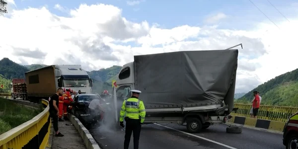 Accident pe Valea Oltului - DN7- la Călineşti Vâlcea - coliziune între trei vehicule soldată cu o victimă Foto Adevărul.jpg
