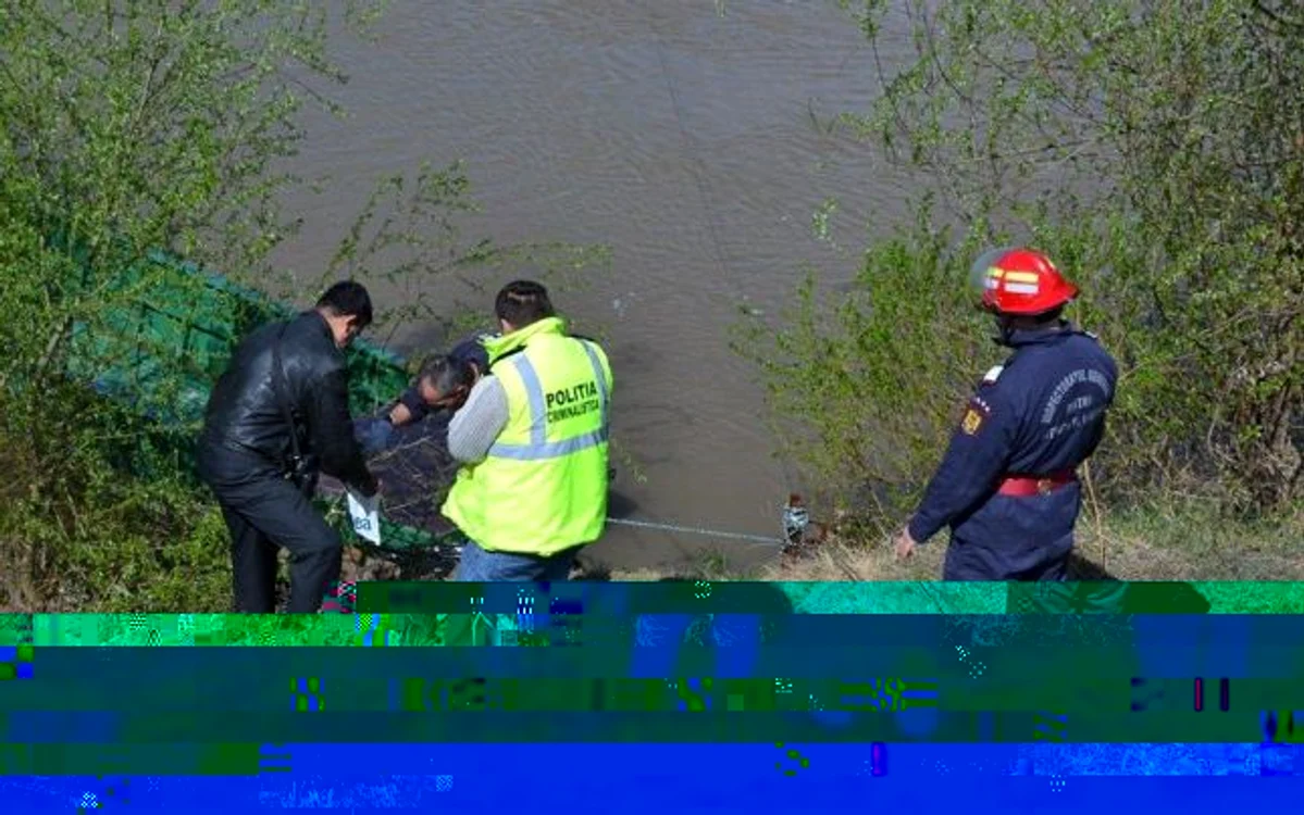 Cadavrul a fost scos din Mureş de pompieri