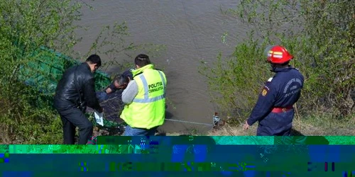 Cadavrul a fost scos din Mureş de pompieri