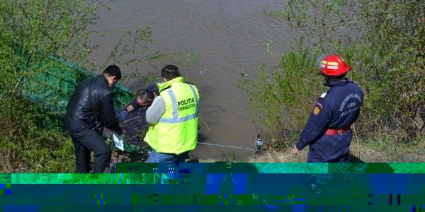 Cadavrul a fost scos din Mureş de pompieri