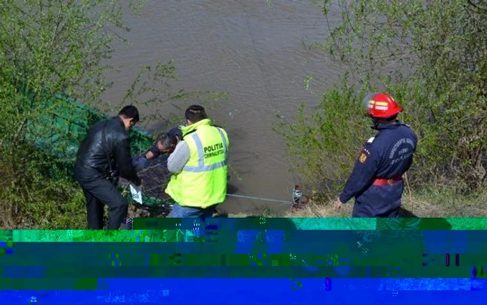 Cadavrul a fost scos din Mureş de pompieri