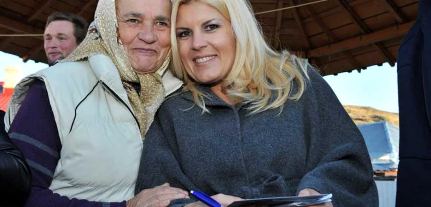 Elena Udrea şi o săteancă