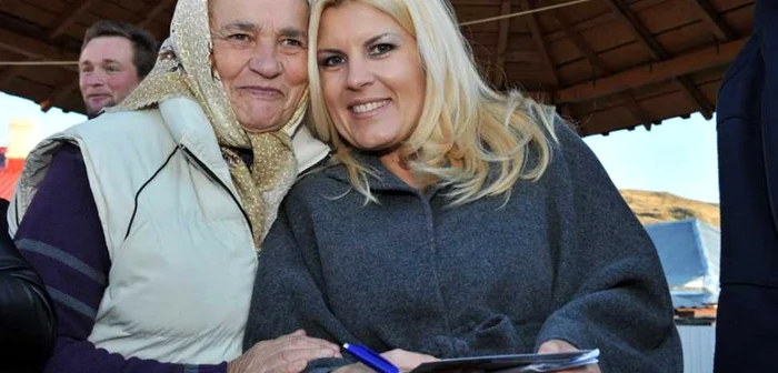 Elena Udrea şi o săteancă