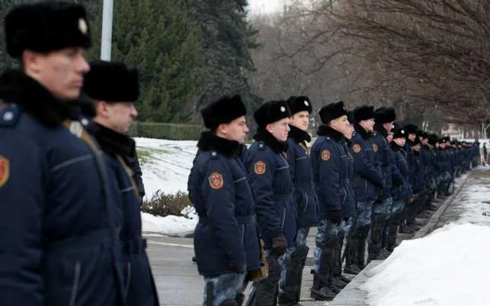 Poliţişti în faţa Guvernului Republicii Moldova FOTO Alexandru Tarlev