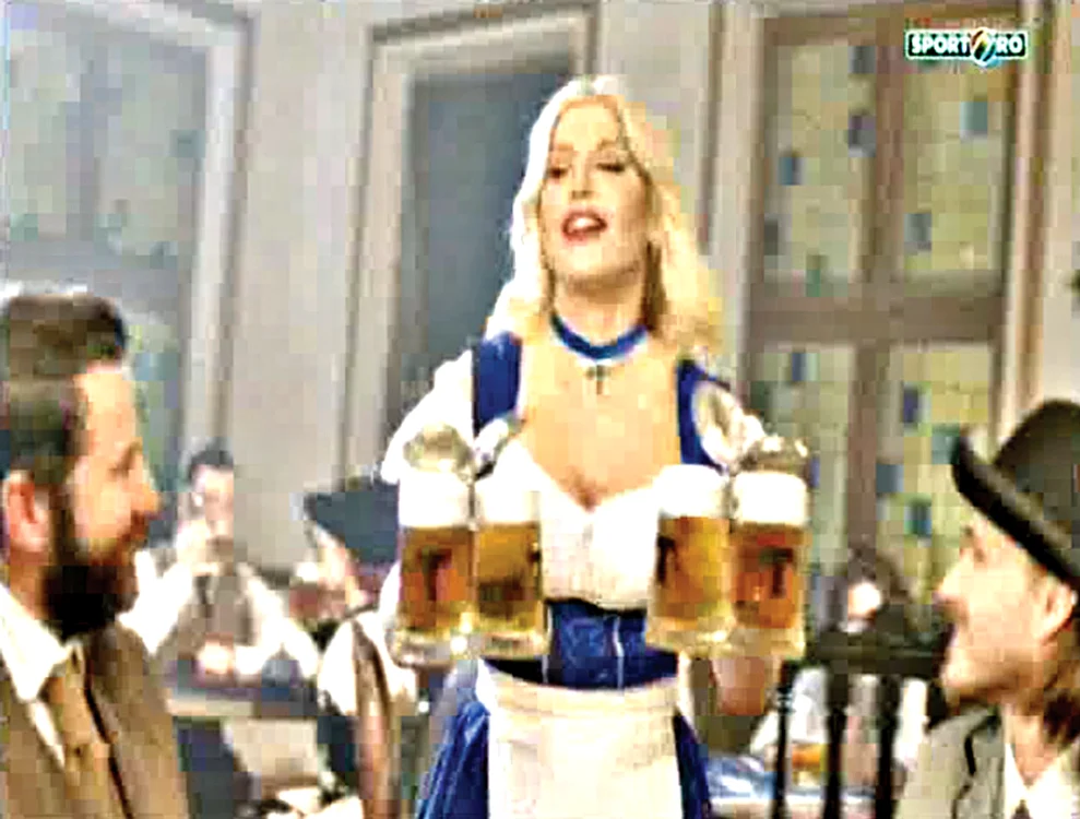 Loredana Groza, îmbrăcată  ca o școlăriță, promovează  berea Timișoreana