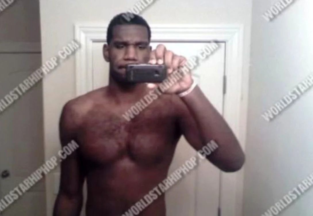 
    Greg Oden s-a pozat dezbrăcat în faţa oglinzii  
