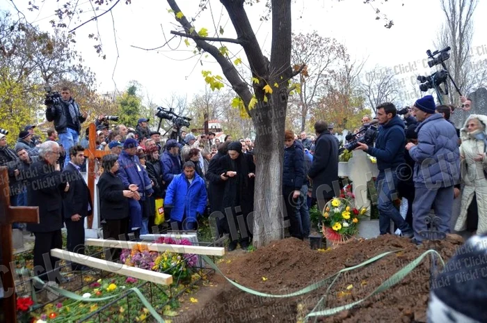 Înmormântarea lui Şerban Ionescu, la Cimitirul Bellu din Bucureşti. (Foto: Cezar Preda)