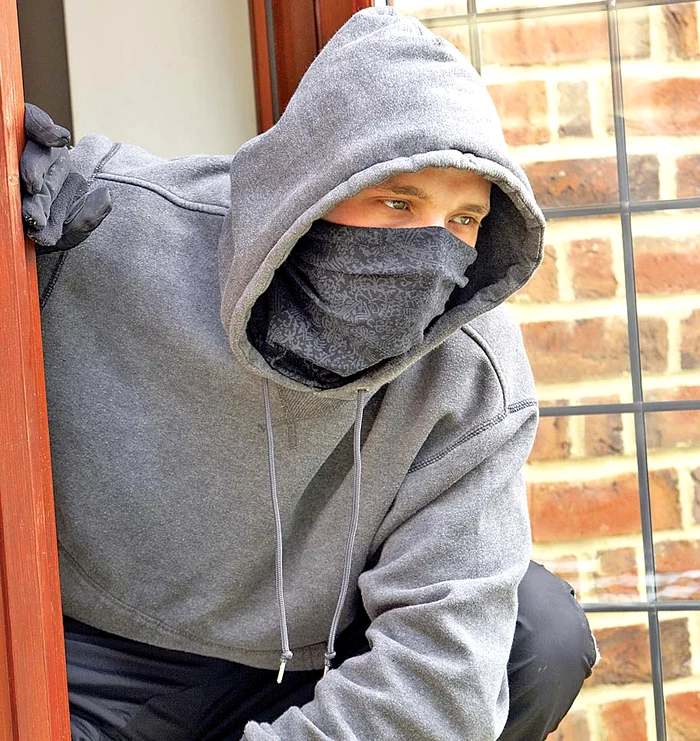 Tânărul acrobat escalada blocurile pentru a se furişa în apartamente