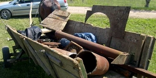 Cei doi, tată şi fiu, au încărcat bunurile furate în căruţă