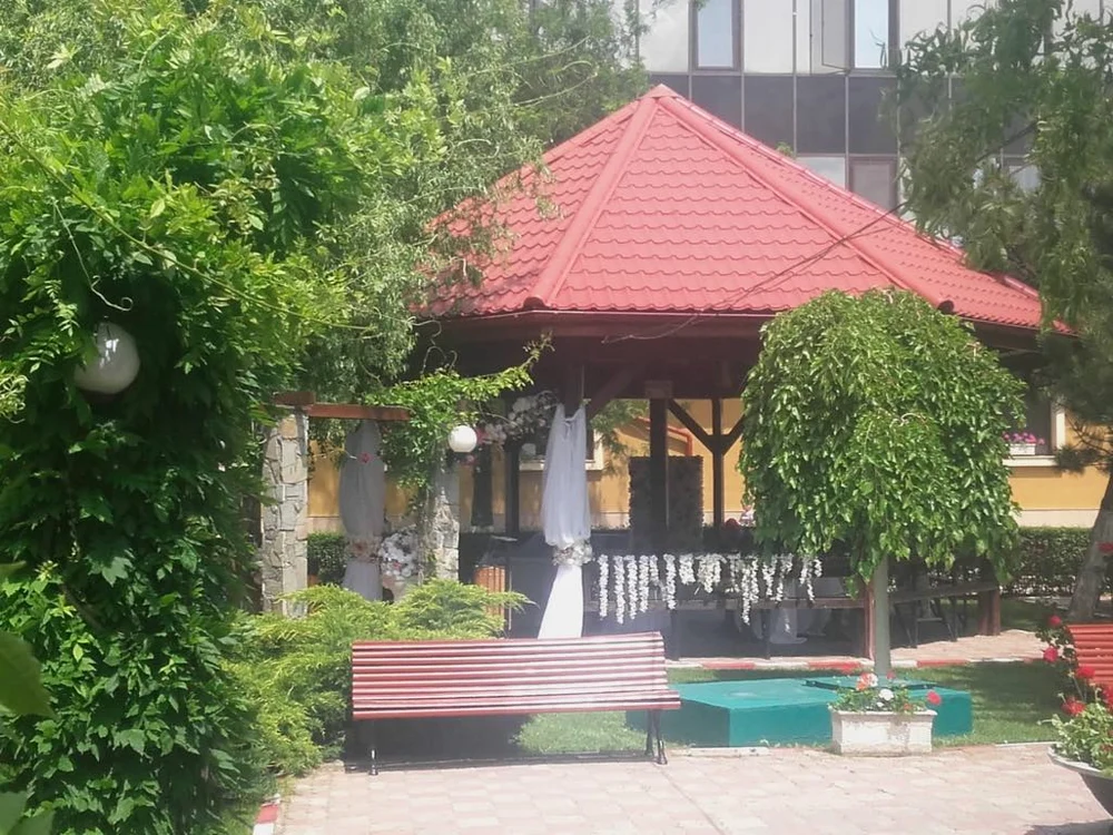 Un foişor din curtea Primăriei Oraşului Voluntari a fost amenajat pentru ceremonia de la Starea Civilă