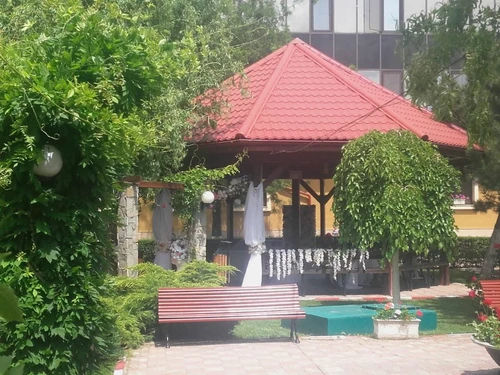 Un foişor din curtea Primăriei Oraşului Voluntari a fost amenajat pentru ceremonia de la Starea Civilă