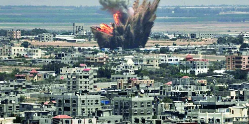 Rachetele israeliene au lovit oraşul Rafah din Fâşia Gaza FOTO Reuters 