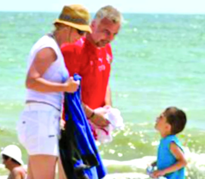 Cei doi au  fost surprinşi,  împreună cu   băieţelul lor  David, pe plaja  din Mangalia