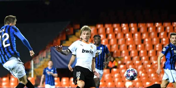 Fotbal cu tribune goale în vremea coronavirusului partida din Champions League dintre Valencia CF şi  Atalanta pe stadionul Mestalla din Valencia FOTO Guliver / Getty Images