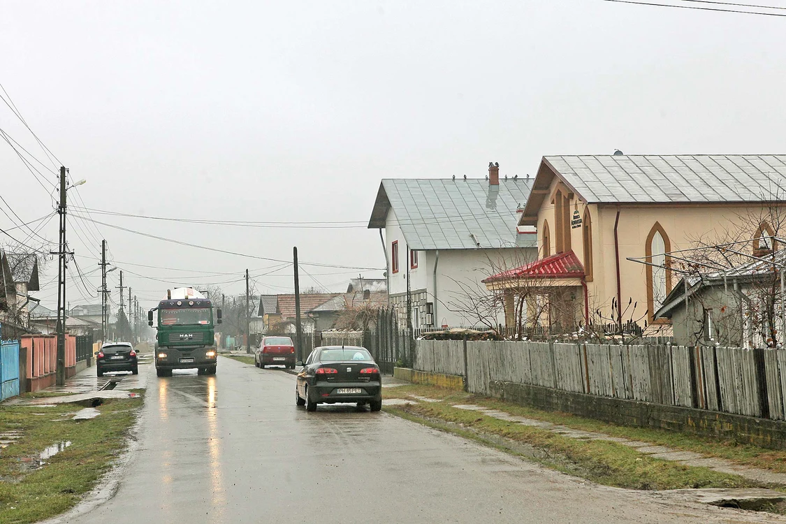 Șoferul acestei betoniere a luat-o pe drumul ocolitor ce trece prin satele Petroșani și Pușcași