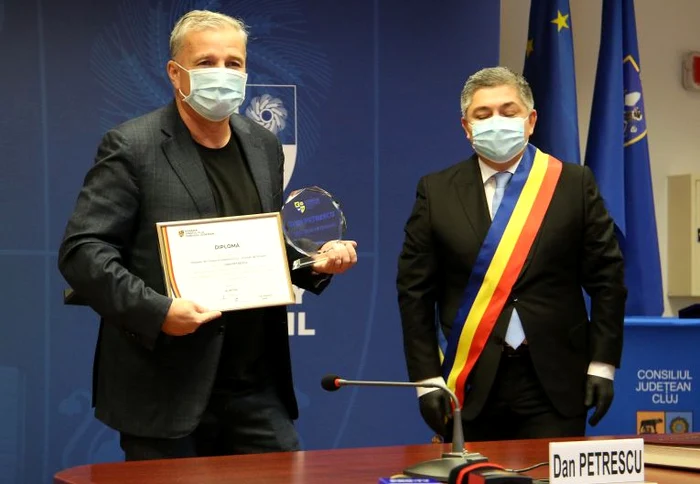 
    Dan Petrescu și diploma de Cetățean de Onoare al Județului ClujFOTO: Mediafax  