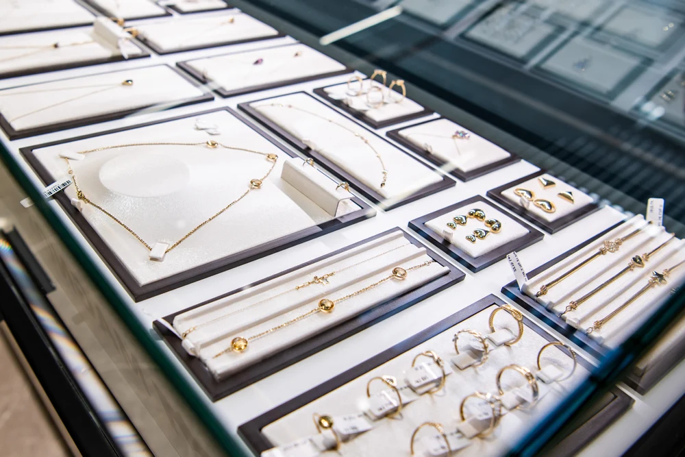 Aurul galben vs. aurul alb. Cum s-au schimbat preferințele românilor în 2026 și ce bijuterii domină marile orașe