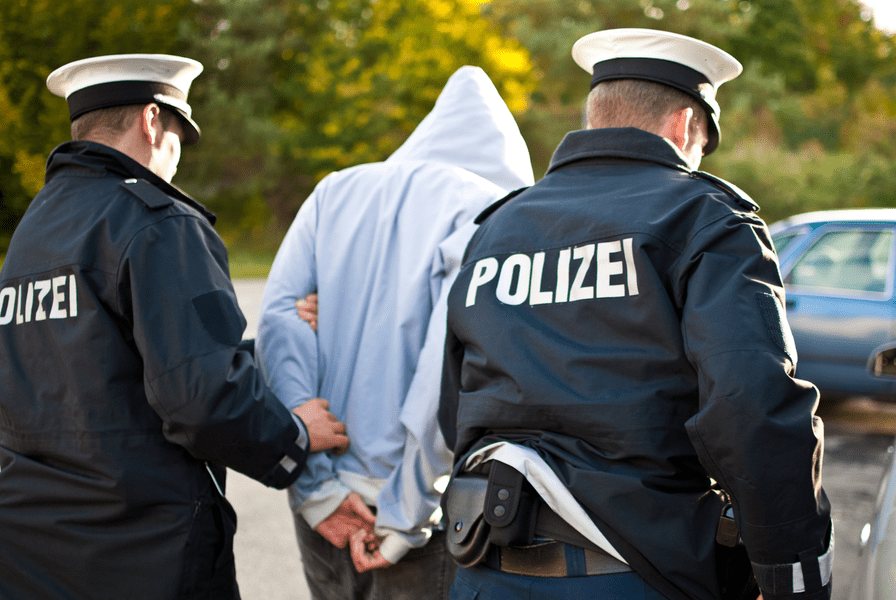 Român arestat în Germania după ce a insistat ca polițiștii să îi percheziționeze mașina „cât mai temeinic”. Ce au găsit