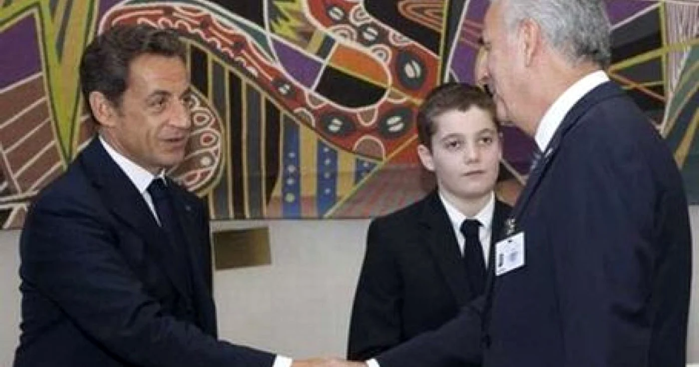 Nicolas Sarkozy şi fiul său Louis în cadrul unei întruniri la New York