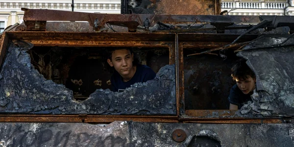 Razboi Ucraina Rusia tancuri si alte vehicule militare rusesti distruse expuse intr-o piata din Kiev 12-13 iunie 2022 FOTO EPA-EFE