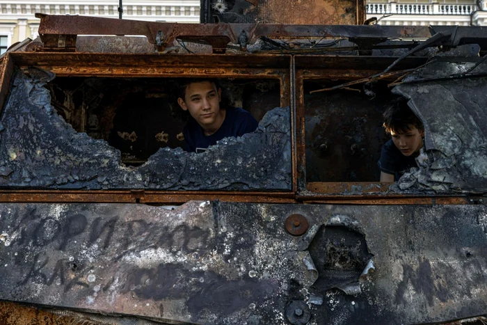 Tancuri şi alte vehicule militare ruseşti distruse expuse într-o piaţă din Kiev, Ucraina. FOTO EPA-EFE