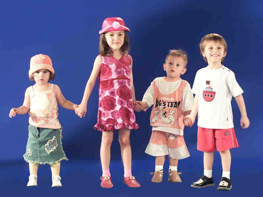 
    Copiii din serialul "Pitici şi tătici" de la Prima TV, în 2003Foto: Prima TV  