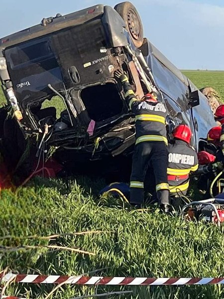 Trei persoane rănite grav după ce maşina în care erau s-a răsturnat pe un câmp. O victimă a fost preluată de elicopterul SMURD | FOTO