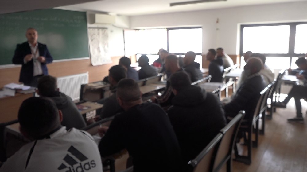 Abecedarul din spatele gratiilor. Reportaj la una dintre cele mai performante școli din sistemul penitenciar. „Le conduceam mâna ca unui copil"