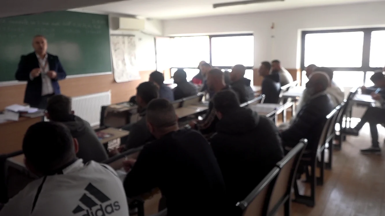 deținuți învățând la școală