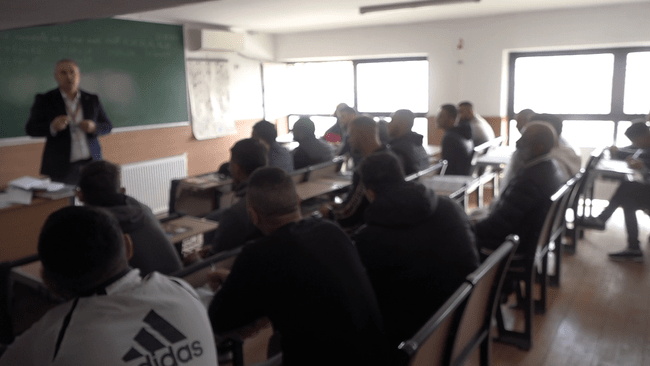 Abecedarul din spatele gratiilor. Reportaj la una dintre cele mai performante școli din sistemul penitenciar. „Le conduceam mâna ca unui copil"