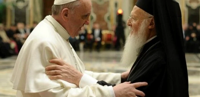 Papa Francisc s-a întâlnit cu patriarhul ecumenic Bartolomeu în 2014 într-o încercare de reconciliere FOTO passports.com