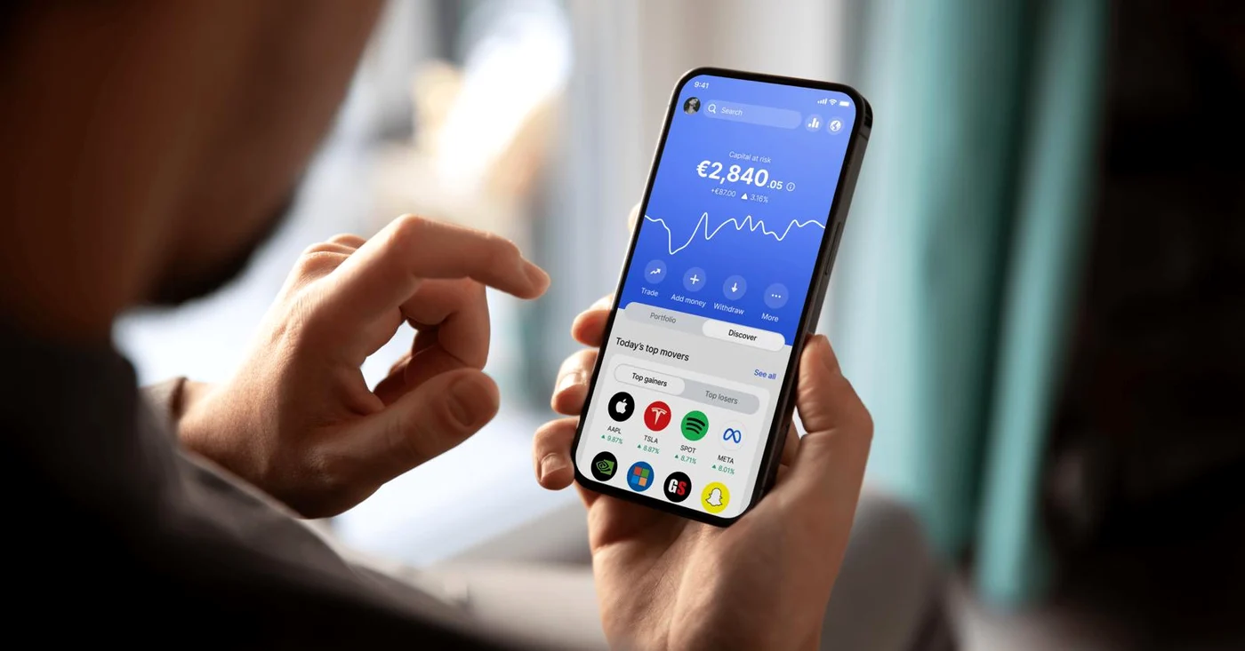 Un tânăr următește prețuș acțiunilor în care a investit pe un telefon