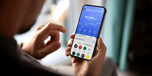 tanar telefon investitii grafic bani pe telefon  Foto Revolut jpg