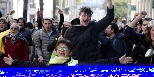 Protestatari din mişcarea Gilets Jaunes (VesteLE galbene) participă la manifestaţia Act LII la Montpellier Franţa FOTO EPA-EFE / Guillaume Horcajuelo  