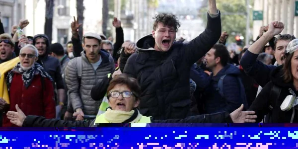 Protestatari din mişcarea Gilets Jaunes (VesteLE galbene) participă la manifestaţia Act LII la Montpellier Franţa FOTO EPA-EFE / Guillaume Horcajuelo  