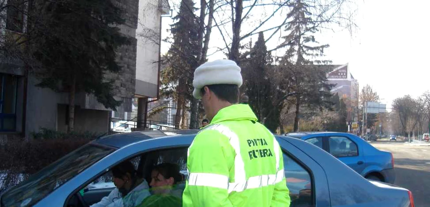 Poliţiştii împart veste reflectorizante