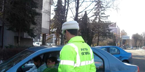 Poliţiştii împart veste reflectorizante