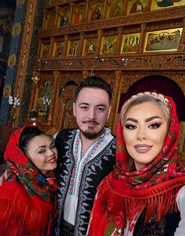 Ornela Pasăre un colind, alături de colegii Anuța Arghiroi și Alexandru Olteanu foto: arhiva personală 