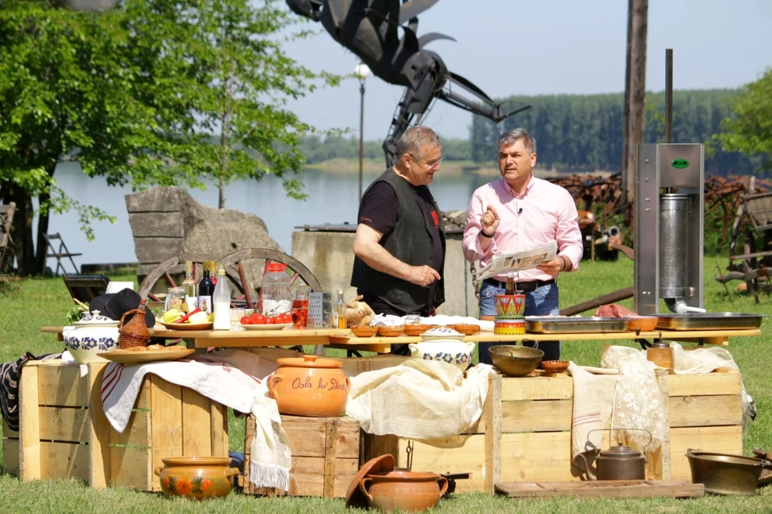 Mircea Dinescu pregăteşte crenvurşti ca la carte cu Mircea Radu FOTO TVR 1