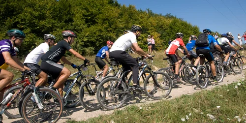 Startul se dă duminică 23 octombrie, la ora 9.00, din faţa Prefecturii