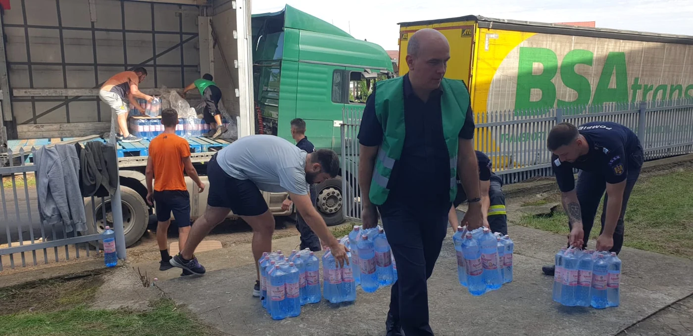 Au ajuns în localitățile sinistrate și primele ajutoare  FOTO: FB/Costel Fotea