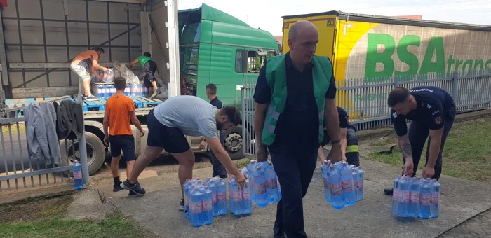 Au ajuns în localitățile sinistrate și primele ajutoare  FOTO: FB/Costel Fotea