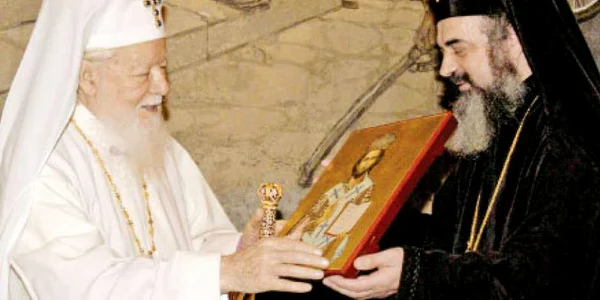 Politica financiară a fostului Patriarh Teoctist (stânga) a fost dezvoltată de actualul Patriarh, PF Daniel