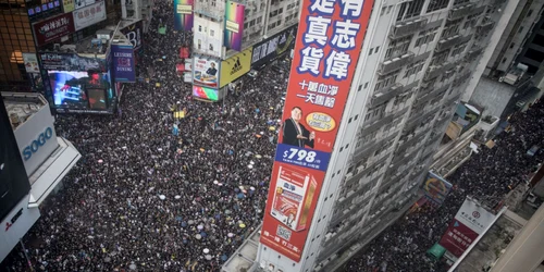 Sute de mii de protestatari merg pe drumul Hennessay în timpul unui marş anti-extrădare la Hong Kong China FOTO Guliver / Getty Images / Chris McGrath