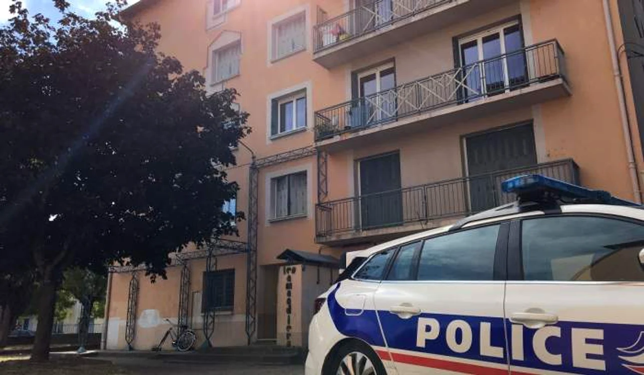
    Imobilul în care a fost găsit adolescentul român, lângă corpul unei femei moarteFoto: observatornews.ro  