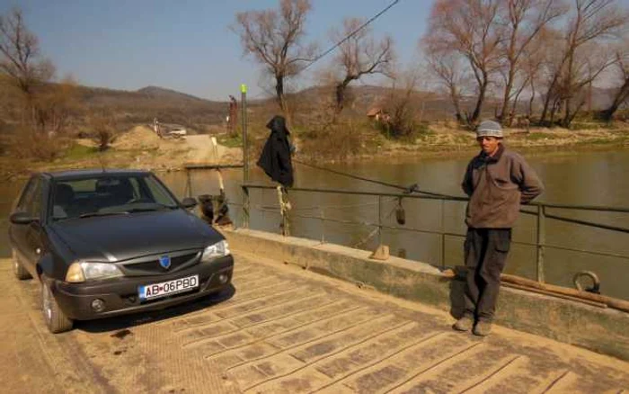 În schimbul a câţiva lei, maşinile şi oamenii sunt transportaţi de o parte şi de alta a Mureşului