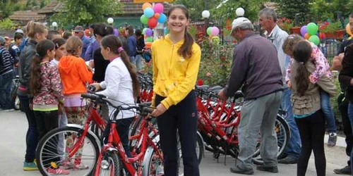 Copiii fericiţi din comuna Peştera judeţul Constanţa - de 1 Iunie au primit de la primărie biciclete şi un tort uriaş Foto comunapestera.ro