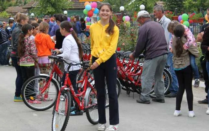 Copiii fericiţi din comuna Peştera judeţul Constanţa - de 1 Iunie au primit de la primărie biciclete şi un tort uriaş Foto comunapestera.ro